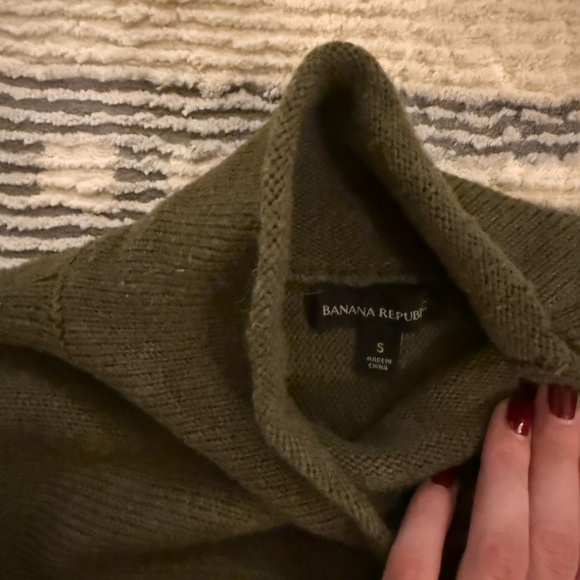 Banana Republic Forest Green Turtleneck Sweater - Picture 2 of 3